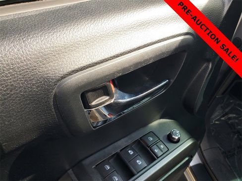 Used 2017 Toyota Tacoma TRD Sport image 19