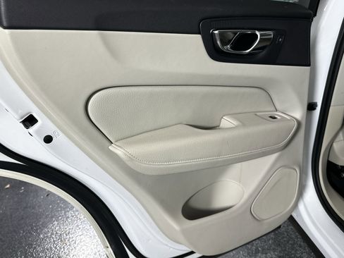 Used 2018 Volvo XC60 T5 Momentum w/ Convenience Package image 34