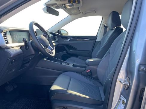 New 2025 Volkswagen Tiguan SE image 9