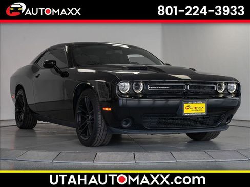 Used 2017 Dodge Challenger SXT image 1