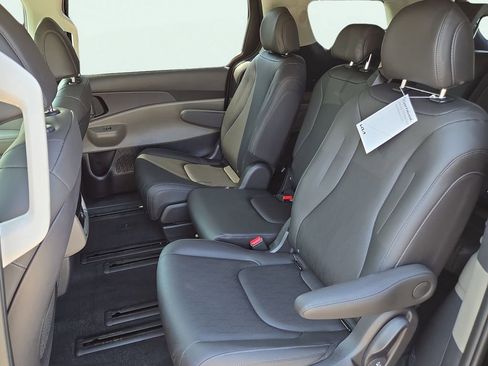 New 2026 Kia Carnival EX image 19