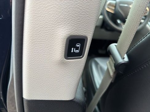 Used 2023 Chrysler Pacifica Touring-L image 29