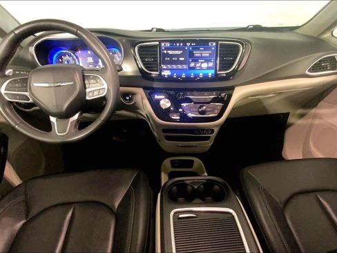 Used 2024 Chrysler Pacifica Touring-L FWD image 15