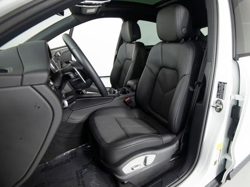 Certified 2025 Porsche Macan AWD/4WD image 5