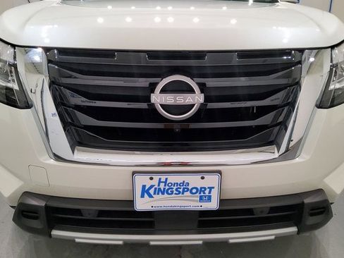 Used 2024 Nissan Pathfinder Platinum image 8
