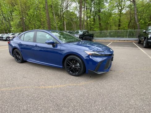 Used 2025 Toyota Camry SE FWD image 2
