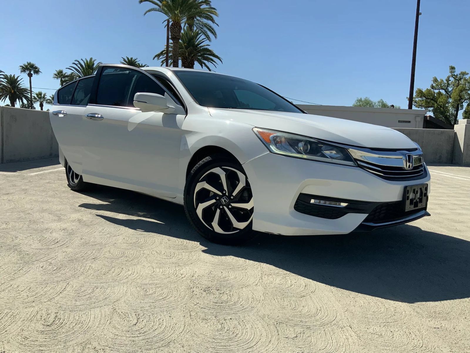 Used 2016 Honda Accord EX image 2