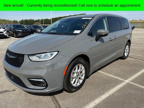 Used 2023 Chrysler Pacifica Touring-L image 8