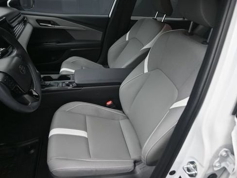 Used 2025 Toyota Camry SE w/ Convenience Package FWD image 19