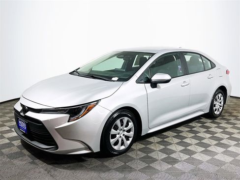 Used 2025 Toyota Corolla LE image 4