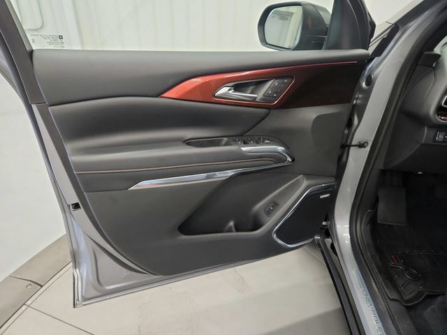 Used 2025 Chevrolet Traverse RS FWD image 21