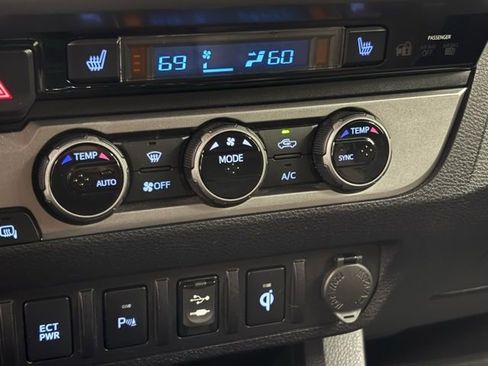 Used 2016 Toyota Tacoma Limited w/ Towing Package image 31