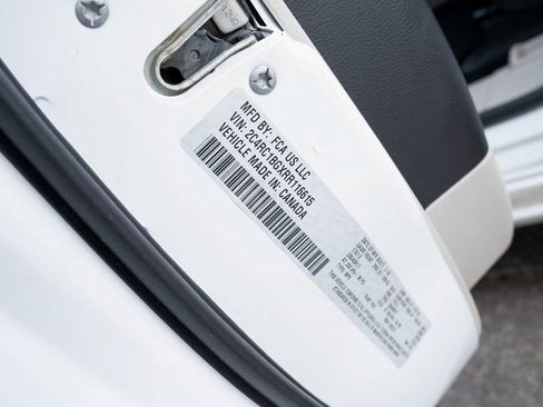 Used 2024 Chrysler Pacifica Touring-L image 18