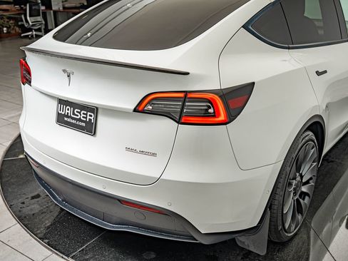Used 2022 Tesla Model Y Performance AWD/4WD image 16