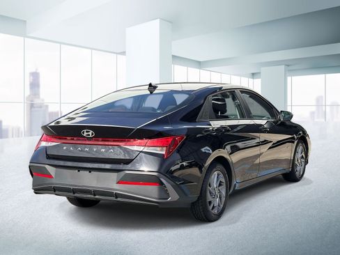 Used 2024 Hyundai Elantra SEL FWD image 4