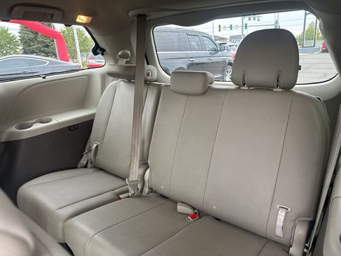 Used 2019 Toyota Sienna XLE w/ XLE Navigation Package FWD image 18