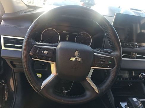 Used 2025 Mitsubishi Outlander AWD image 11