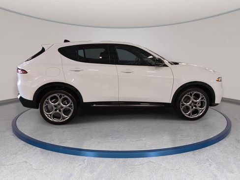 New 2025 Alfa Romeo Tonale w/ Premium Package AWD/4WD image 4