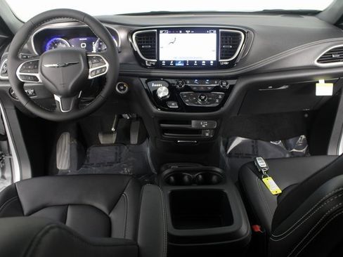 New 2026 Chrysler Pacifica Select image 10