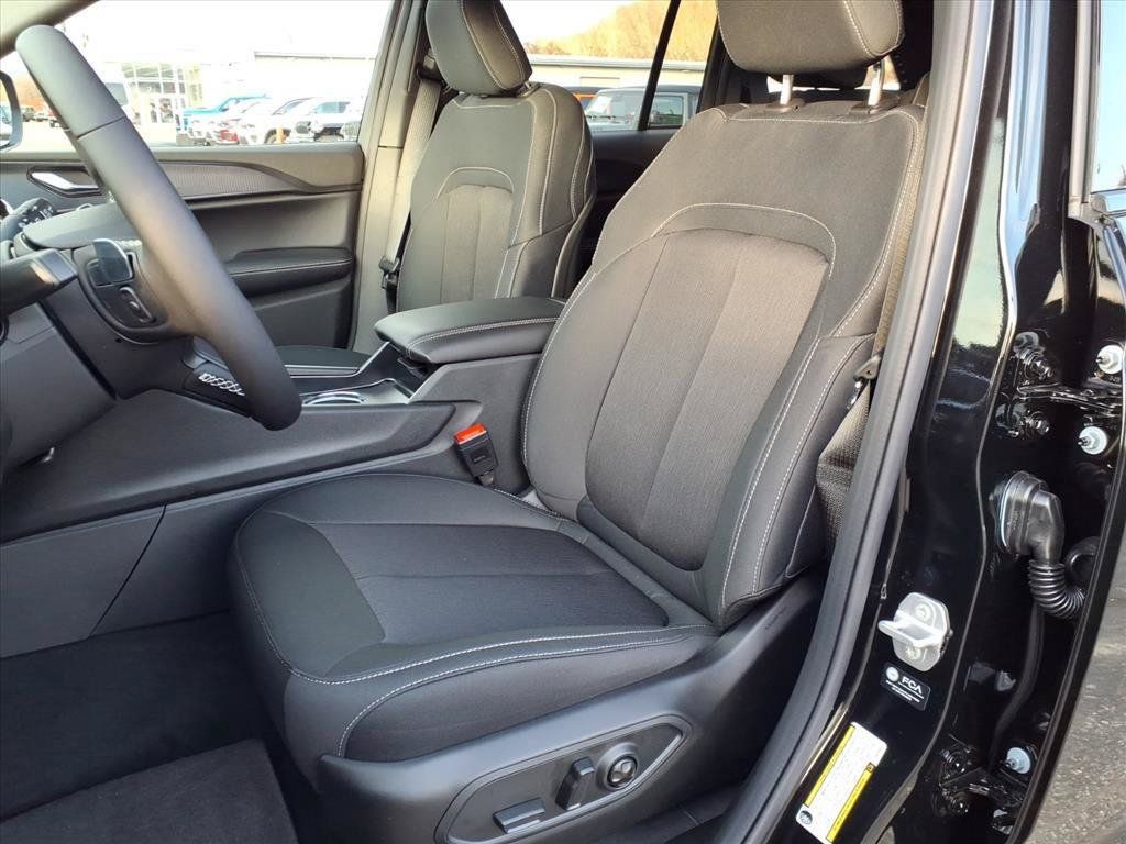 New 2025 Jeep Grand Cherokee Laredo X w/ Luxury Tech Group I AWD/4WD image 4