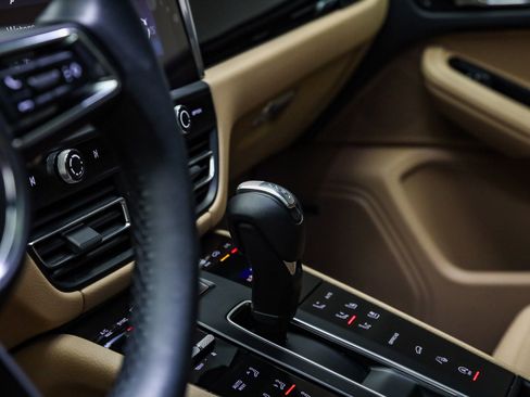 Certified 2025 Porsche Macan image 27