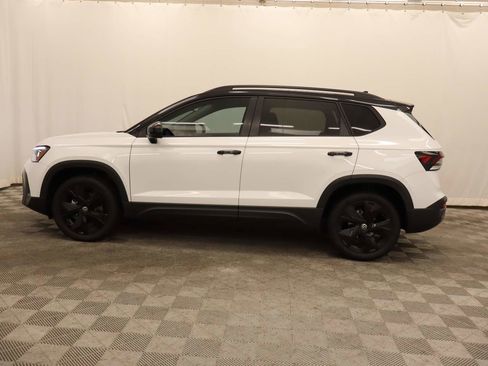 Used 2025 Volkswagen Taos SE FWD image 2