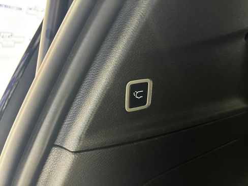 Used 2025 Chrysler Pacifica Limited FWD image 36