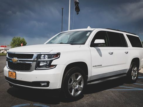 Used 2016 Chevrolet Suburban LT w/ Luxury Package AWD/4WD image 17