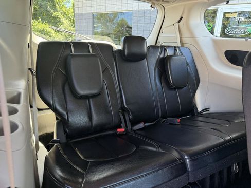 Used 2022 Chrysler Pacifica Touring-L w/ Uconnect Theater Family Group FWD image 14