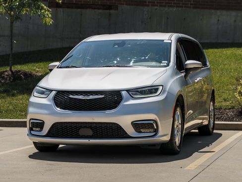 Used 2023 Chrysler Pacifica Touring-L FWD image 7