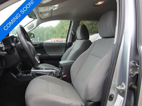 Used 2017 Toyota Tacoma SR5 AWD/4WD image 3