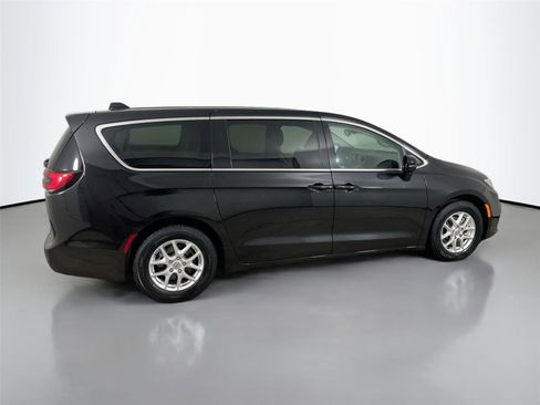 Used 2024 Chrysler Pacifica Touring-L image 8