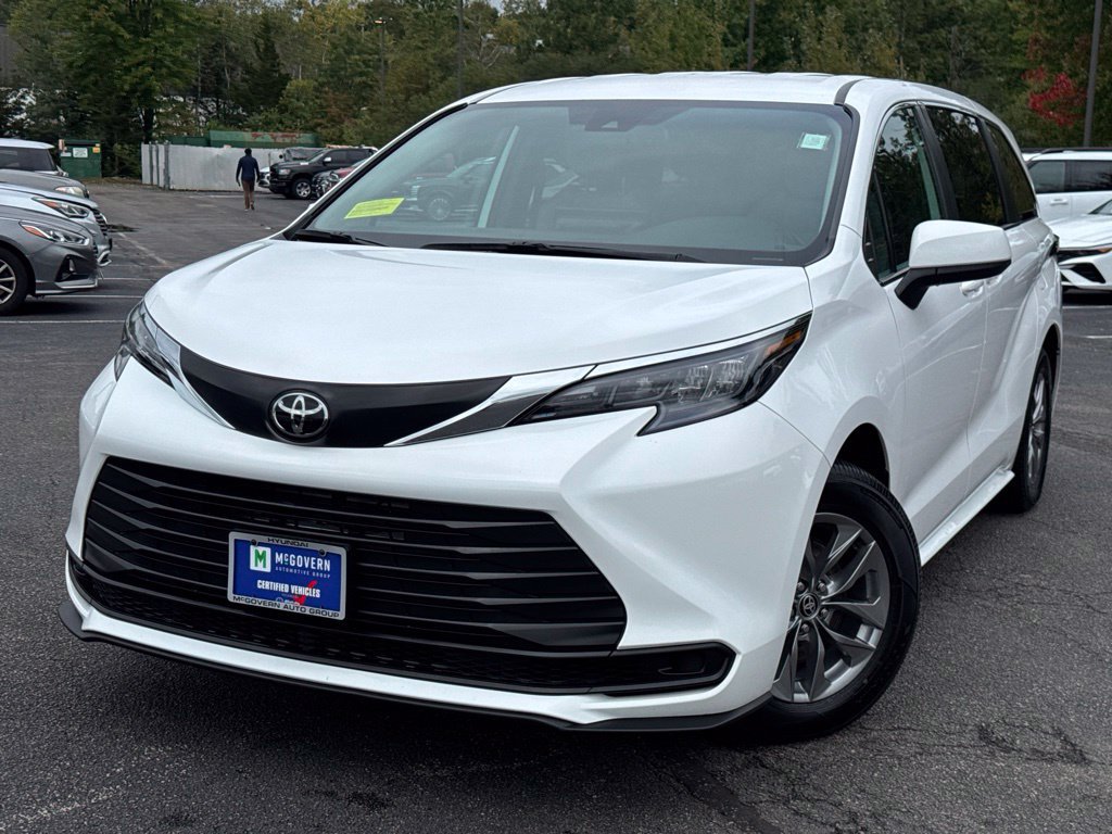 Used 2026 Toyota Sienna LE FWD image 1