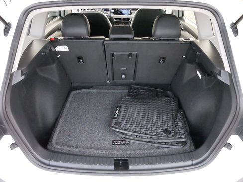 Used 2025 Volkswagen Taos SE image 18