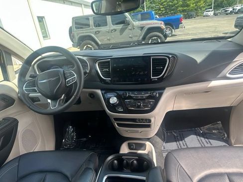 Used 2024 Chrysler Pacifica Touring-L FWD image 2
