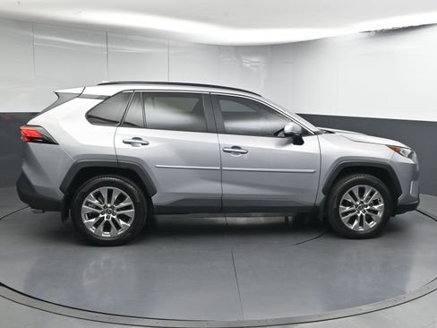 Used 2021 Toyota RAV4 XLE Premium image 9