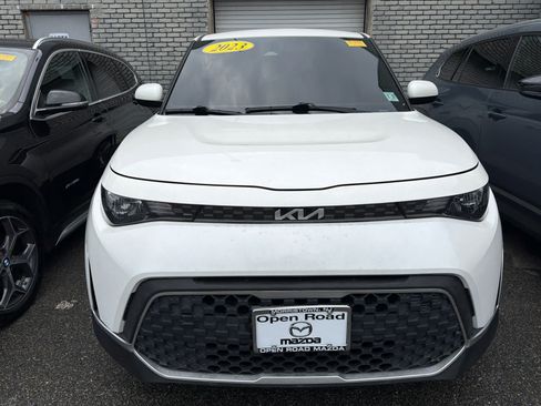 Used 2023 Kia Soul LX FWD image 2