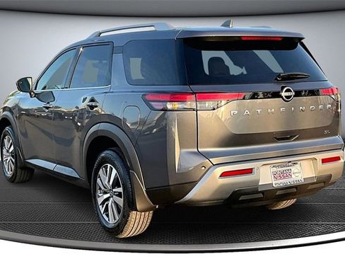 New 2025 Nissan Pathfinder SL image 3