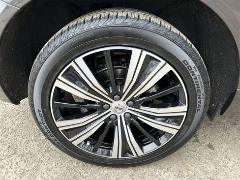 Certified 2022 Volvo XC60 B5 Inscription w/ Climate Package image 12