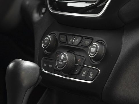 Used 2019 Jeep Cherokee Limited image 32