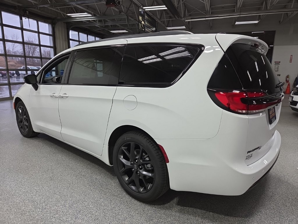 New 2026 Chrysler Pacifica Select w/ S Appearance Package FWD image 5