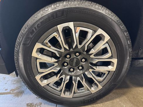 Used 2023 GMC Yukon XL Denali Ultimate image 8