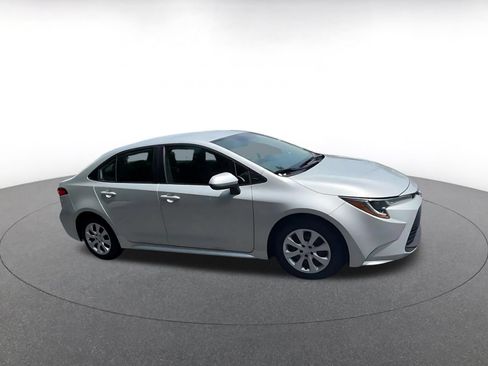 Used 2025 Toyota Corolla LE FWD image 2
