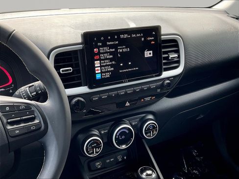 Used 2024 Hyundai Venue Limited FWD image 9