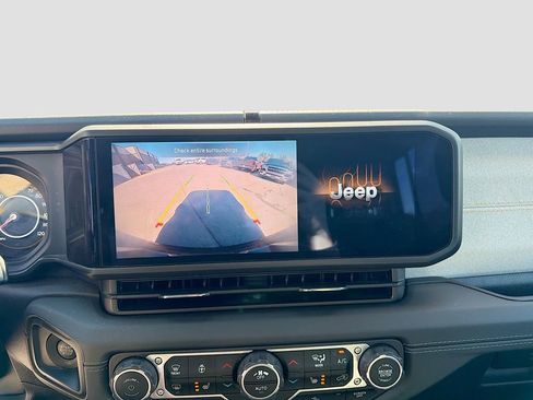 Used 2024 Jeep Wrangler Sahara image 29