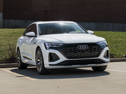 Certified 2024 Audi Q8 e-tron Premium Plus w/ Premium Plus Package image 2