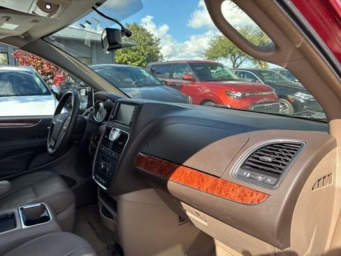 Used 2016 Chrysler Town & Country Touring image 10