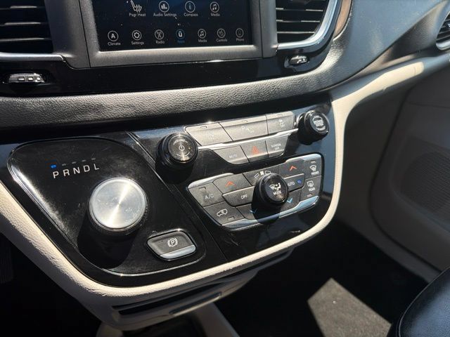 Used 2019 Chrysler Pacifica Touring-L FWD image 18