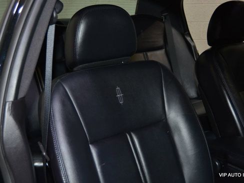 Used 2005 Lincoln Town Car Signature Limited image 14