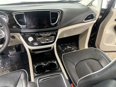 Used 2023 Chrysler Pacifica Limited FWD image 18